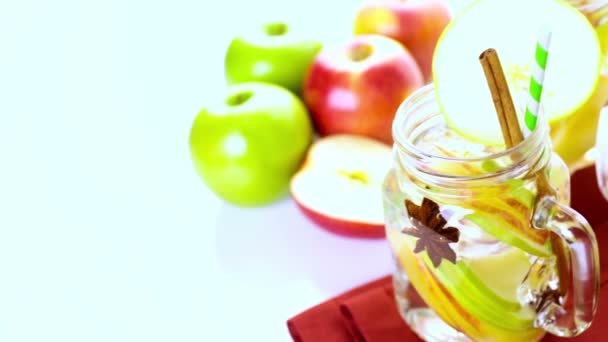 Infunderas äpple vatten — Stockvideo
