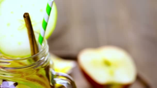 Geïnfundeerd apple water — Stockvideo