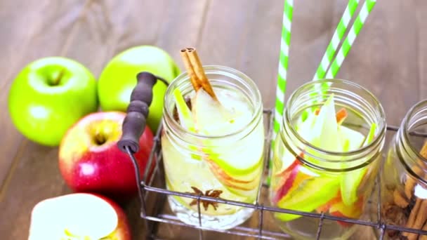 Agua de manzana infundida — Vídeo de stock