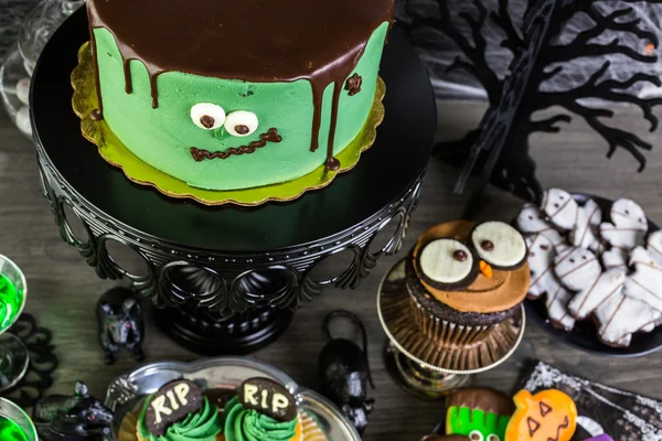 Mesa de comida para fiesta de Halloween —  Fotos de Stock