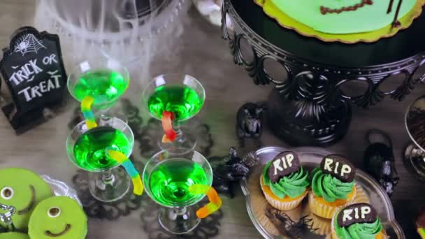Mesa de comida para festa de Halloween — Vídeo de Stock