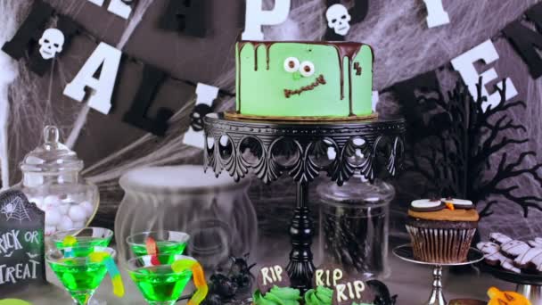 Mesa de comida para festa de Halloween — Vídeo de Stock