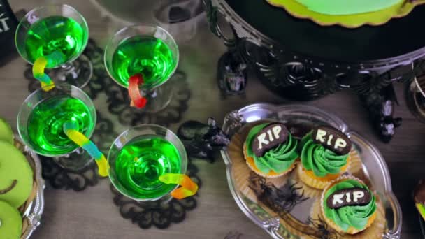 Mesa de comida para festa de Halloween — Vídeo de Stock