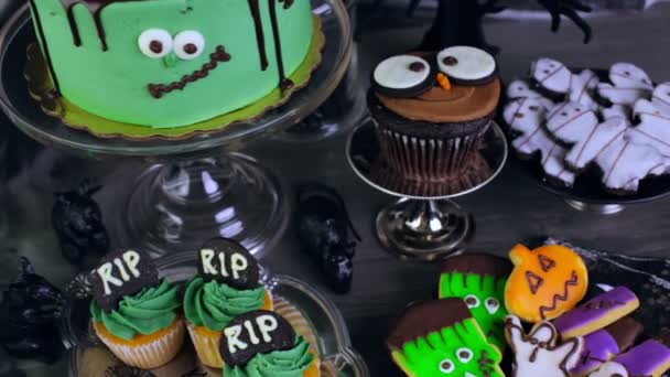 Mesa de comida para festa de Halloween — Vídeo de Stock