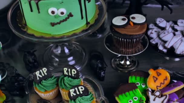 Mesa de comida para fiesta de Halloween — Vídeos de Stock