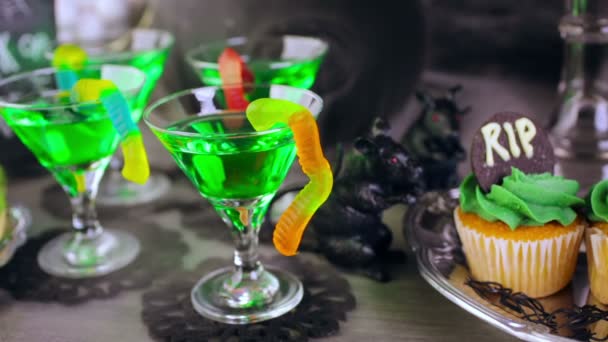 Mesa de comida para festa de Halloween — Vídeo de Stock