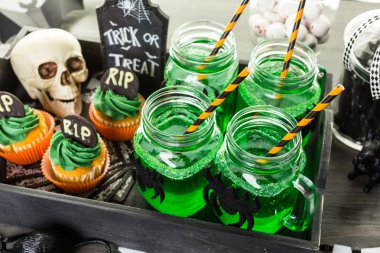 Cadılar Bayramı partisi için gıda tablo