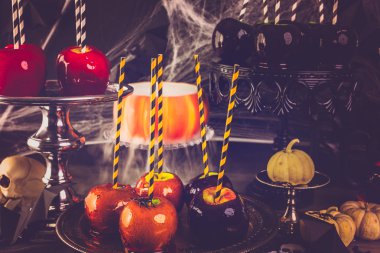 Tablo renkli şeker elma ile