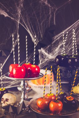 Tablo renkli şeker elma ile