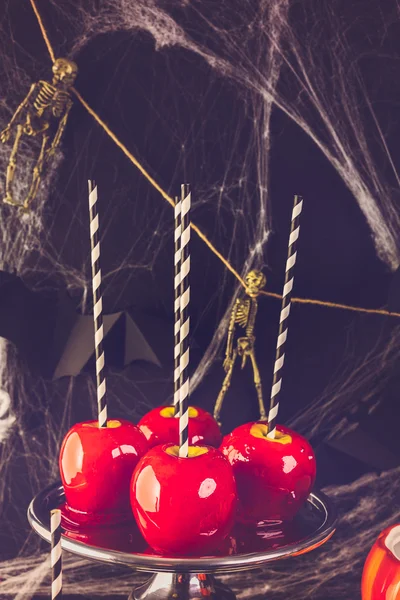 Table avec des pommes de bonbons colorées — Photo