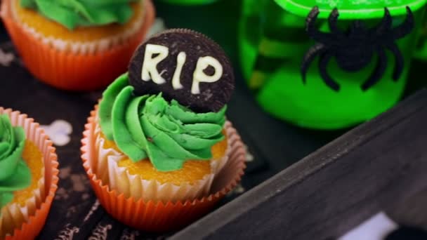 Mesa de comida para fiesta de Halloween — Vídeos de Stock