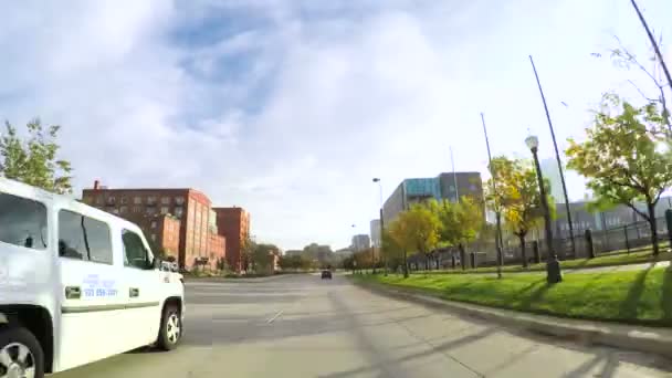 Sonbaharda şehir Denver ile sürüş. — Stok video