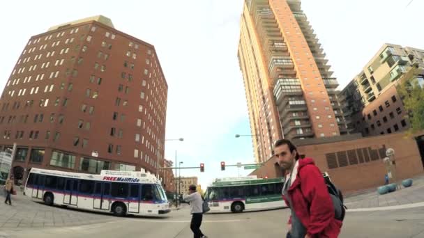 Jazda przez centrum Denver w jesieni. — Wideo stockowe