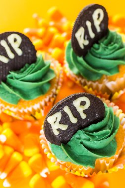 Yeşil buzlanma ile cupcakes