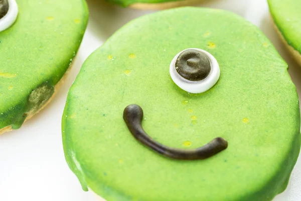 Cookies extraterrestres avec glaçage vert, friandises d'Halloween — Photo