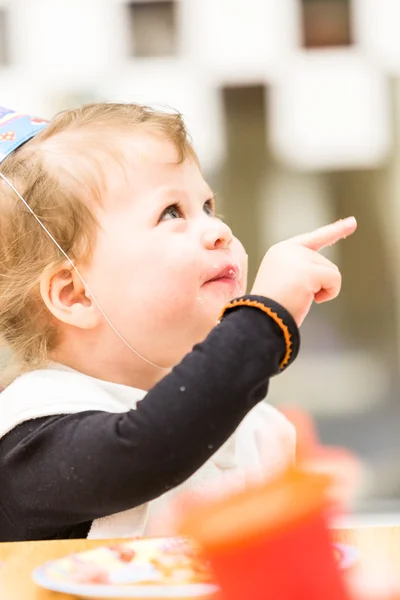 Ragazza del bambino alla festa di compleanno — Foto Stock