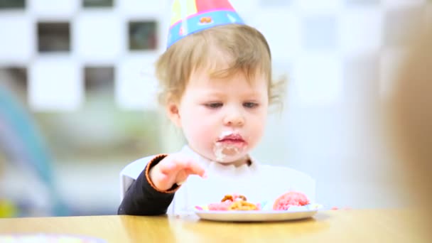 Peuter meisje op het verjaardagsfeestje — Stockvideo