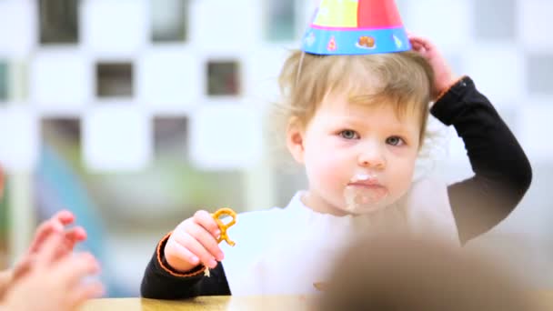 Maluch dziewczyna na urodziny — Wideo stockowe