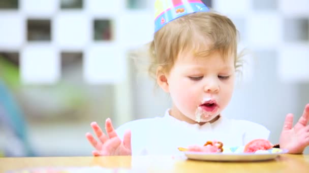 Девочка-игрушка на вечеринке в день рождения — стоковое видео
