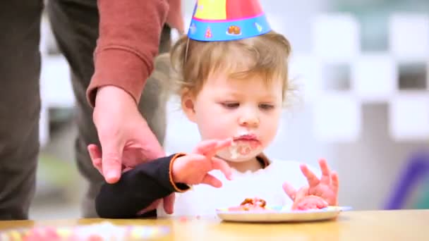 Niña en la fiesta de cumpleaños — Vídeo de stock