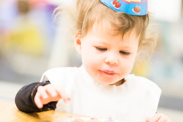 Niña en la fiesta de cumpleaños — Foto de Stock