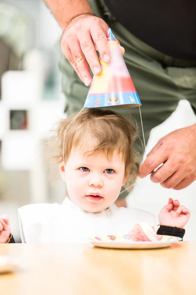 Девочка-игрушка на вечеринке в день рождения — стоковое фото