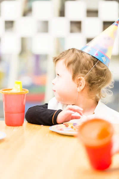 Menina na festa de aniversário — Fotografia de Stock