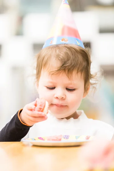 Niña en la fiesta de cumpleaños — Foto de Stock