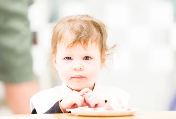 Ragazza del bambino alla festa di compleanno — Foto Stock