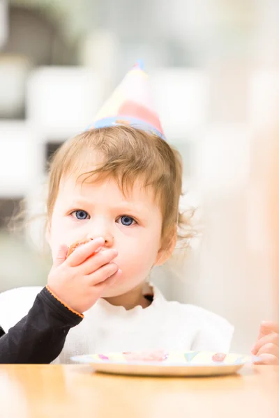 Peuter meisje op het verjaardagsfeestje — Stockfoto