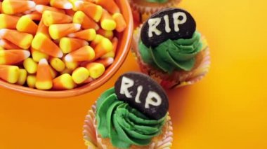 Yeşil buzlanma ile cupcakes
