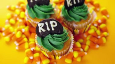 Yeşil buzlanma ile cupcakes