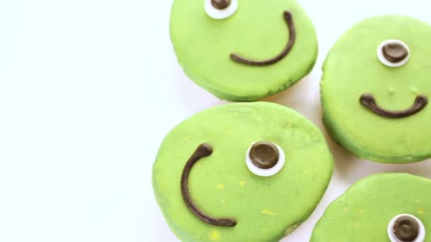 Cookies alienígenas com cobertura verde, guloseimas de Halloween — Vídeo de Stock