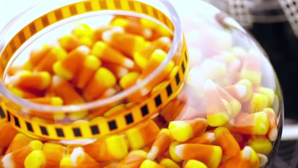 Dulces de maíz en tarro de caramelo — Vídeos de Stock