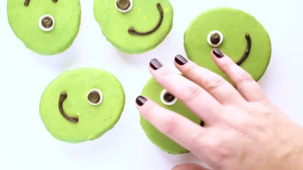 Cookies alienígenas com cobertura verde, guloseimas de Halloween — Vídeo de Stock