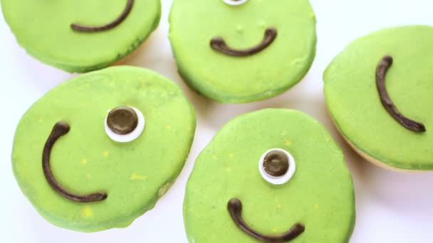 Främmande cookies med grön glasyr, Halloween behandlar — Stockvideo
