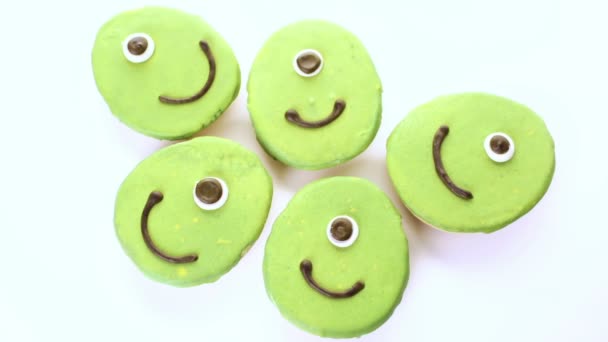 Buitenaardse cookies met groene suikerglazuur, Halloween behandelt — Stockvideo