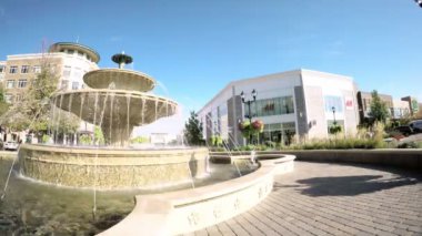 Açık alışveriş merkezi aracılığıyla sürücü.