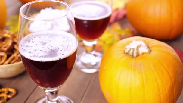 Craft pumpkin beer — Stock Video