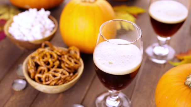 Cerveza artesanal de calabaza — Vídeos de Stock