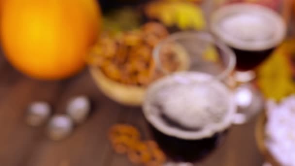 Cerveza artesanal de calabaza — Vídeo de stock