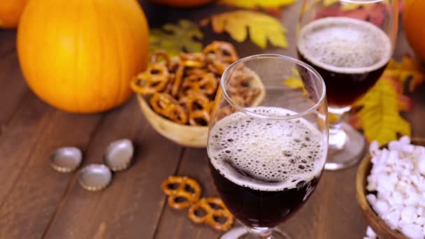 Cerveza artesanal de calabaza — Vídeos de Stock