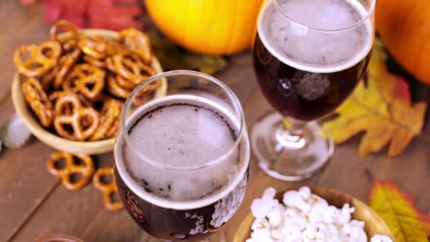 Craft pumpkin beer — Stock Video