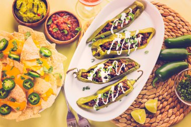 Chipotle sığır eti ve fasulye biber dolması