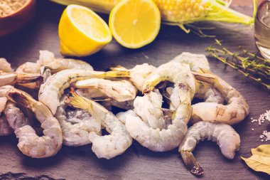 Çiğ soyulmuş karides