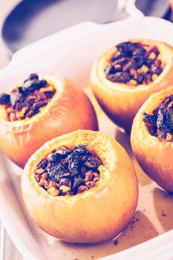 Organik pişmiş elma