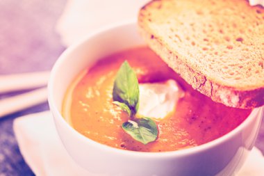 Közlenmiş domates çorbası