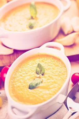 Közlenmiş domates çorbası