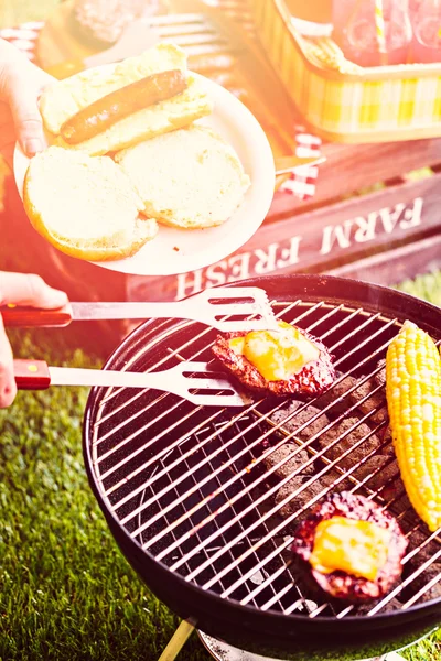 Letni piknik z mały grill węglowy — Zdjęcie stockowe