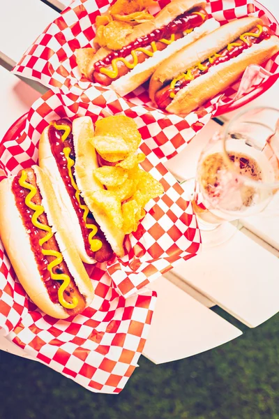 Hot-dogs grillés à la moutarde et au ketchup — Photo